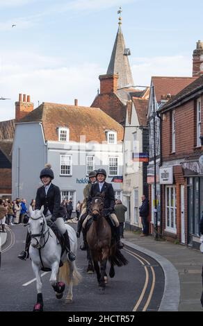 Maldon Essex, Regno Unito. 1st Jan 2022. L'Essex con agricoltori e Union Hunt sfilata lungo Maldon High Street per il loro incontro annuale di Capodanno. Rinviato nel 2021 a causa delle restrizioni di Covid-19 la Hunt ritornò alle strade piene così come i wishers ed i manifestanti anti di Anti-Hunt dal gruppo azione contro Foxhunting fiancheggiato la strada principale attraverso la città di Essex. Credit: MARTIN DALTON/Alamy Live News Foto Stock