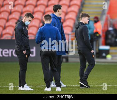 I giocatori di Hull City durante l'ispezione del campo Foto Stock