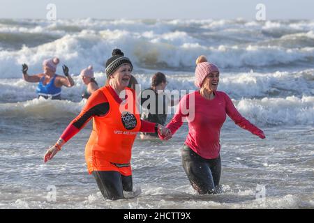 Irvine, Regno Unito. 1st Jan 2022. Più di 150 nuotatori hanno preso parte all'annuale Loony Dook nuotare al largo della spiaggia di Irvine a temperature marine inferiori a 9C. Molti dei nuotatori che hanno preso parte alla raccolta fondi per enti di beneficenza locali e nazionali Credit: Findlay/Alamy Live News Foto Stock