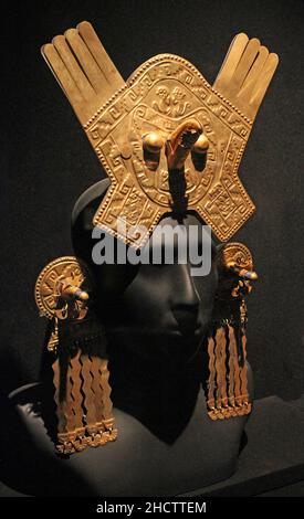 Headdress e orecchini Chimu - epoca imperiale (1300 d.C. – 1532 d.C.) Foto Stock