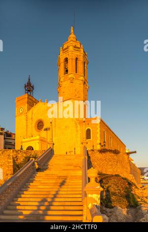 SCALA LUNGOMARE SANT BARTOMEU I SANTA TECLA CHIESA SITGES COSTA DORADA CATALOGNA SPAGNA Foto Stock