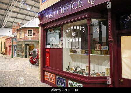 Negozi del periodo vittoriano, Milestones Museum of Living History, Leisure Park, Churchill Way West, Basingstoke, Hampshire, Inghilterra, Regno Unito, Europa Foto Stock