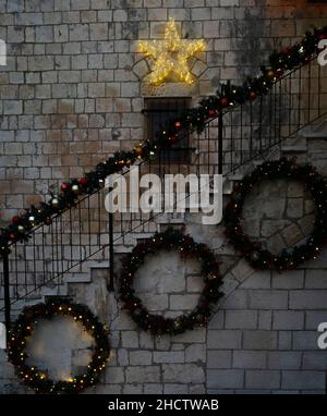 Mi'ilia, Israele - 25th dicembre 2021: La chiesa decorata per natale nel villaggio cristiano arabo mi'ilia, Israele, al crepuscolo. Foto Stock