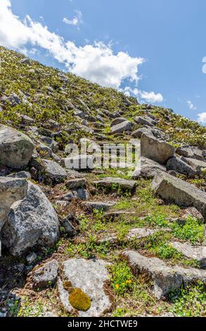 Case in pietra nei monti Altiparmak, Turchia Foto Stock