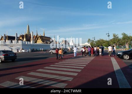 Bangkok, Tailandia. 01st Jan 2022. Thailandia - persone, uomini e donne, vengono a fare merito. Per essere felice nella prima mattinata del 01 gennaio 2022 il primo giorno del nuovo anno a Bangkok. (Foto di Teera Noisakran/Pacific Press) Credit: Pacific Press Media Production Corp./Alamy Live News Foto Stock