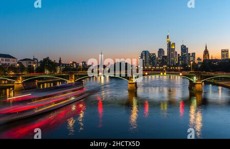 Tramonto al ponte Ignatz Bubis a Francoforte sul meno, germania Foto Stock