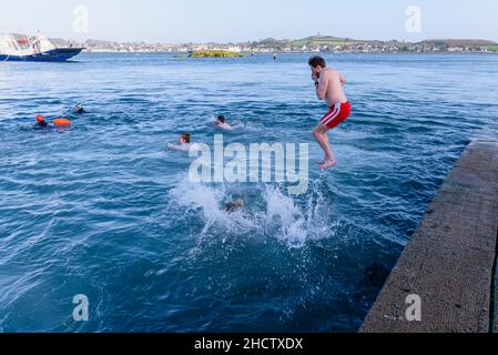 01/01/2022 i nuotatori si tuffano e saltano in mare all'inizio della nuotata annuale in acqua fredda il giorno di Capodanno, Strangford, Irlanda del Nord Foto Stock