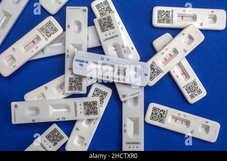 Test rapidi per il concetto di infezione da Covid-19 / SARS-COV-2: Un kit di test rapido dell'antigene che mostra un risultato positivo (due righe) Foto Stock
