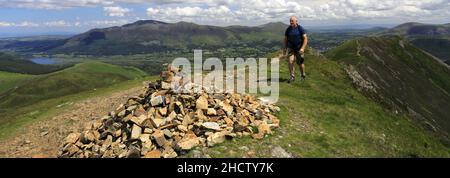 La cima cairn di scar Crags cadde sopra la valle di Newlands, il parco nazionale del distretto del lago, Cumbria, Inghilterra, UK Scar Crags Fell è uno dei 214 Wai Foto Stock