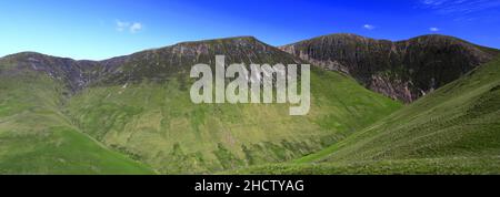 Vista di Wandope, Eel Crag e Sail Fells sopra la valle Coledale Hause, Lake District National Park, Cumbria, Inghilterra, Regno Unito Foto Stock