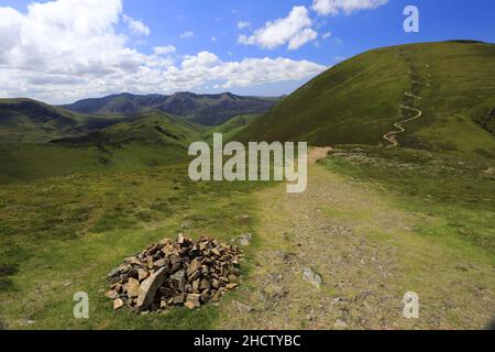 La cima cairn di scar Crags cadde sopra la valle di Newlands, il parco nazionale del distretto del lago, Cumbria, Inghilterra, UK Scar Crags Fell è uno dei 214 Wai Foto Stock