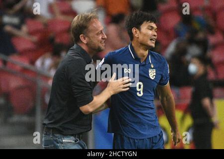 Singapore. 1st Jan 2022. Adisak Kraisorn (R) della Thailandia festeggia con il capo allenatore Alexandre Polking dopo aver segnato durante l'ASEAN Football Federation (AFF) Suzuki Cup 2020 seconda tappa finale partita tra Indonesia e Thailandia allo Stadio Nazionale di Singapore il 1 gennaio 2022. Credit: Allora Chih Wey/Xinhua/Alamy Live News Foto Stock