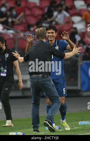 Singapore. 1st Jan 2022. Adisak Kraisorn (R) della Thailandia festeggia con il capo allenatore Alexandre Polking dopo aver segnato durante l'ASEAN Football Federation (AFF) Suzuki Cup 2020 seconda tappa finale partita tra Indonesia e Thailandia allo Stadio Nazionale di Singapore il 1 gennaio 2022. Credit: Allora Chih Wey/Xinhua/Alamy Live News Foto Stock