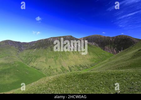 Vista di Wandope, Eel Crag e Sail Fells sopra la valle Coledale Hause, Lake District National Park, Cumbria, Inghilterra, Regno Unito Foto Stock