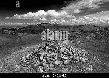 La cima cairn di scar Crags cadde sopra la valle di Newlands, il parco nazionale del distretto del lago, Cumbria, Inghilterra, UK Scar Crags Fell è uno dei 214 Wai Foto Stock