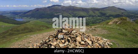 La cima cairn di scar Crags cadde sopra la valle di Newlands, il parco nazionale del distretto del lago, Cumbria, Inghilterra, UK Scar Crags Fell è uno dei 214 Wai Foto Stock