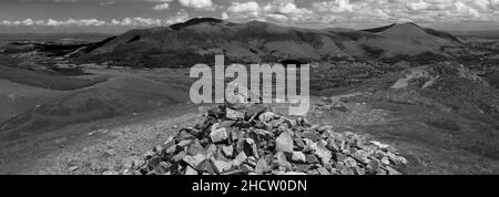 La cima cairn di scar Crags cadde sopra la valle di Newlands, il parco nazionale del distretto del lago, Cumbria, Inghilterra, UK Scar Crags Fell è uno dei 214 Wai Foto Stock