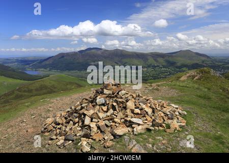 La cima cairn di scar Crags cadde sopra la valle di Newlands, il parco nazionale del distretto del lago, Cumbria, Inghilterra, UK Scar Crags Fell è uno dei 214 Wai Foto Stock