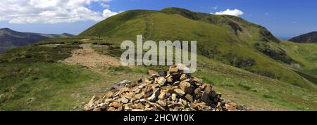 La cima cairn di scar Crags cadde sopra la valle di Newlands, il parco nazionale del distretto del lago, Cumbria, Inghilterra, UK Scar Crags Fell è uno dei 214 Wai Foto Stock