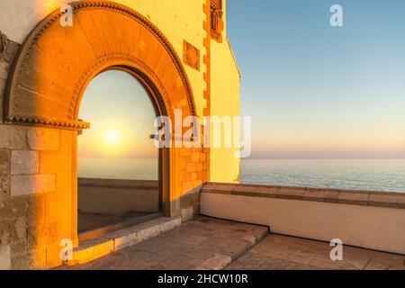 PASSEGGIATA SUL LUNGOMARE MUSEO DE MARICEL CALLE DE FONOLLAR SITGES COSTA DORADA CATALOGNA SPAGNA Foto Stock