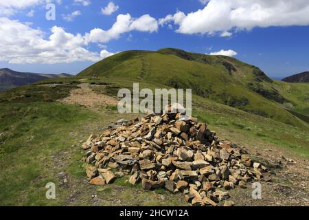 La cima cairn di scar Crags cadde sopra la valle di Newlands, il parco nazionale del distretto del lago, Cumbria, Inghilterra, UK Scar Crags Fell è uno dei 214 Wai Foto Stock