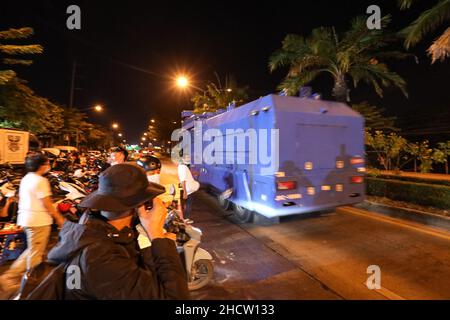 Bangkok, Tailandia. 31st Dic 2021. Il veicolo dei cannoni d'acqua della polizia Metropolitana guidi attraverso l'area degli eventi di conto alla rovescia del nuovo anno 2022 con i compagni prigionieri politici di fronte alla prigione speciale di Bangkok. (Credit Image: © Adirach Toumlamoon/Pacific Press via ZUMA Press Wire) Credit: ZUMA Press, Inc./Alamy Live News Foto Stock