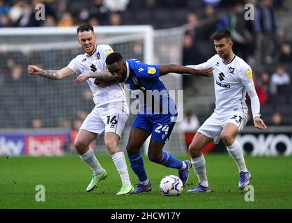 Josh McEachran di Milton Keynes, Mustapha Carayol di Gillingham e Daniel Harvie di Milton Keynes Dons (sinistra-destra) lottano per la palla durante la partita della Sky Bet League One allo Stadio MK di Milton Keynes. Data foto: Sabato 1 gennaio 2022. Foto Stock