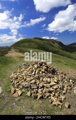 La cima cairn di scar Crags cadde sopra la valle di Newlands, il parco nazionale del distretto del lago, Cumbria, Inghilterra, UK Scar Crags Fell è uno dei 214 Wai Foto Stock