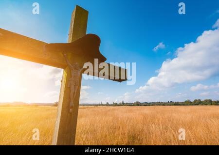 simbolo di religione trasversale di legno ad un sentiero escursionistico in Belgio, Hohes Venn Foto Stock