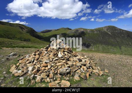 La cima cairn di scar Crags cadde sopra la valle di Newlands, il parco nazionale del distretto del lago, Cumbria, Inghilterra, UK Scar Crags Fell è uno dei 214 Wai Foto Stock