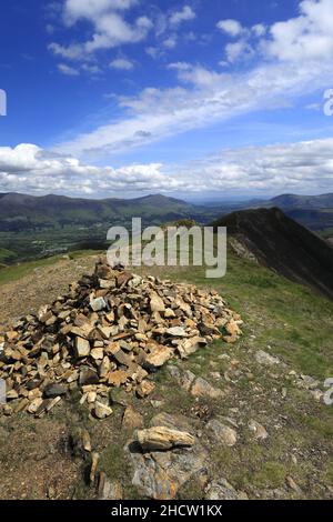 La cima cairn di scar Crags cadde sopra la valle di Newlands, il parco nazionale del distretto del lago, Cumbria, Inghilterra, UK Scar Crags Fell è uno dei 214 Wai Foto Stock