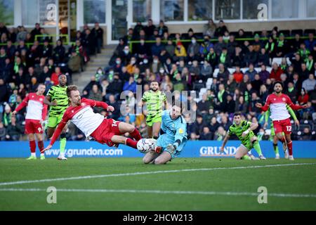 Nailsworth, Regno Unito. JAN 1st Chris Lines di Stevenage e Forest Green Rovers portiere, Luke McGee, si scontra durante la partita della Sky Bet League 2 tra Forest Green Rovers e Stevenage al New Lawn, Nailsworth sabato 1st gennaio 2022. (Credit: Kieran Riley | MI News) Credit: MI News & Sport /Alamy Live News Foto Stock