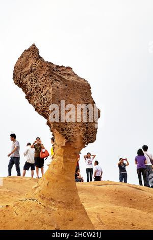 Vista dell'antica formazione rocciosa a forma di testa di una regina presso il parco geologico Yehliu. Foto Stock