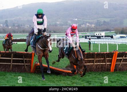 Stormy Ireland (centro) guidato da Danny Mullins prima di andare a vincere la Dornan Engineering Relkeel ostacoli al Cheltenham Racecourse. Data foto: Sabato 1 gennaio 2022. Foto Stock