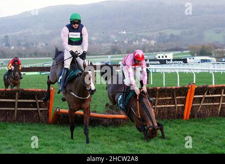 Stormy Ireland (centro) guidato da Danny Mullins prima di andare a vincere la Dornan Engineering Relkeel ostacoli al Cheltenham Racecourse. Data foto: Sabato 1 gennaio 2022. Foto Stock