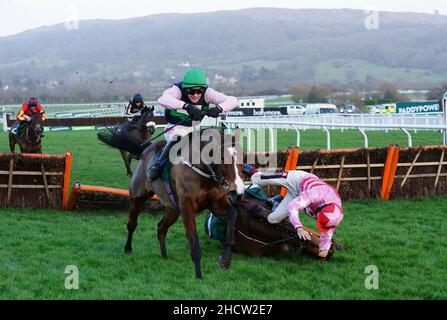 Stormy Ireland (centro) guidato da Danny Mullins prima di andare a vincere la Dornan Engineering Relkeel ostacoli al Cheltenham Racecourse. Data foto: Sabato 1 gennaio 2022. Foto Stock