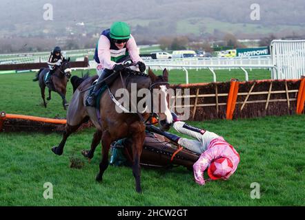 Stormy Ireland (centro) guidato da Danny Mullins prima di andare a vincere la Dornan Engineering Relkeel ostacoli al Cheltenham Racecourse. Data foto: Sabato 1 gennaio 2022. Foto Stock