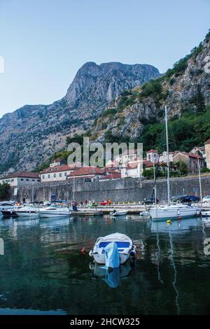 Boka Kotorska Bay, Montenegro - 21 luglio 2017: Vista delle barche a Boka Bay in un giorno d'estate Foto Stock