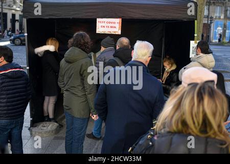 Parigi, Francia. 01st Jan 2022. Le persone che si accodano alle tende di prova PCR installate sugli Champs Elysees a Parigi, Francia, il 1 gennaio 2022. Photo by Lionel Urman/ABACAPRESS.COM Credit: Abaca Press/Alamy Live News Foto Stock