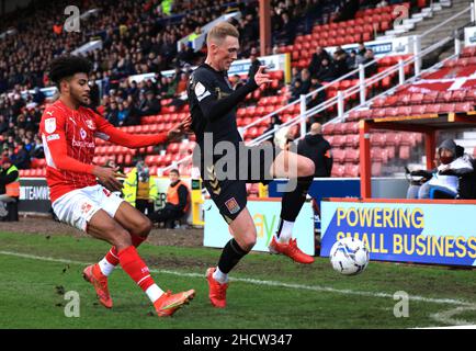 Il Kaine Kesler di Swindon Town (a sinistra) e il Pinnock di Mitchell di Northampton Town combattono per la palla durante la partita della Sky Bet League Two al County Ground di Swindon. Data foto: Sabato 1 gennaio 2022. Foto Stock