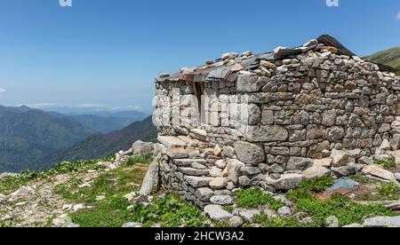 Case in pietra nei monti Altiparmak, Turchia Foto Stock