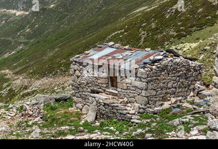 Case in pietra nei monti Altiparmak, Turchia Foto Stock