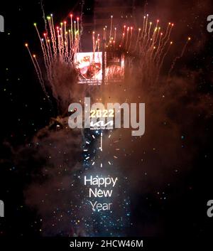 New York, Stati Uniti. 01st Jan 2022. Il giorno di Capodanno a Times Square a New York City, sabato 1 gennaio 2022, i dolci cadono a mezzanotte per la festa di Capodanno. Foto di Gabriele Holtermann/UPI Credit: UPI/Alamy Live News Foto Stock