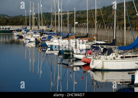 Una fotografia a colori di barche ormeggiate a Inverness Marina situato vicino al porto di Inverness. Foto Stock