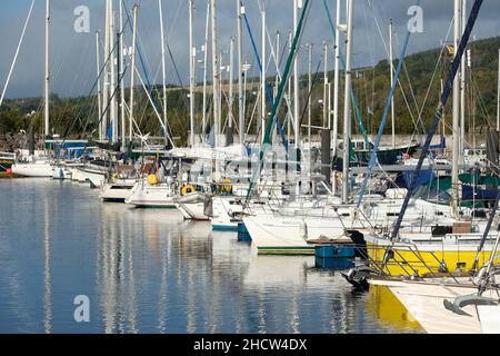 Una fotografia a colori di barche ormeggiate a Inverness Marina situato vicino al porto di Inverness. Foto Stock