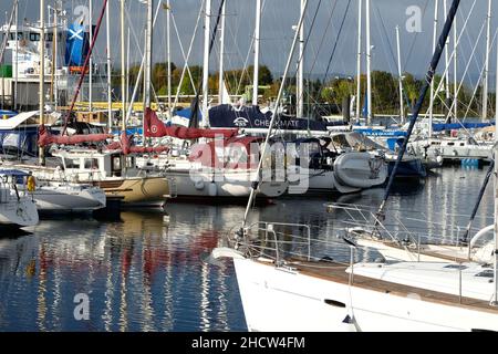 Una fotografia a colori di barche ormeggiate a Inverness Marina situato vicino al porto di Inverness. Foto Stock