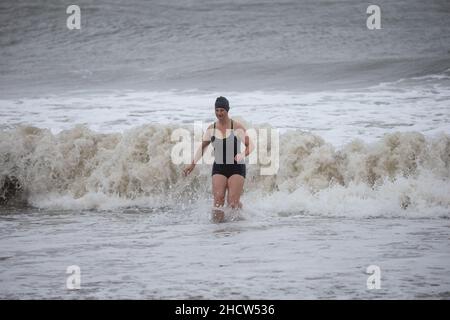 Wexford, Irlanda. 1st Jan 2022. Il giorno di Capodanno, decine di nuotatori si sfidano nelle acque gelide del Mare d'Irlanda durante una fredda giornata invernale per fare il tradizionale primo bagno del 2022 per raccogliere fondi per beneficenza a Ballymore Beach, County Wexford, Irlanda. (Credit Image: © Paulo Lopes/ZUMA Press Wire) Credit: ZUMA Press, Inc./Alamy Live News Foto Stock