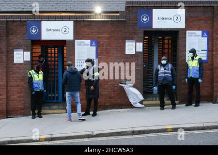 Londra, Regno Unito. 1st Jan 2022. Un fan entra nello stadio prima della partita della Premier League al Selhurst Park, Londra. Il credito d'immagine dovrebbe leggere: Jacques Feeney/Sportimage Credit: Sportimage/Alamy Live News Foto Stock