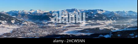 Paesaggio invernale panoramico nelle Alpi di Allgaeu, sopra la valle del fiume Iller con sonthofen e Oberstdorf, Alpi di Allgaeu, Germania Foto Stock