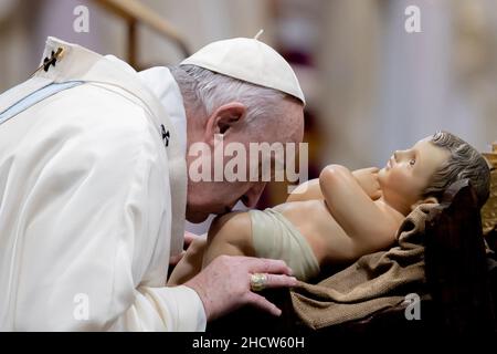 Vaticano. 01st Jan 2022. 1 gennaio 2022, Roma, Città del Vaticano, Stato della Città del Vaticano: 1 gennaio 2021 - PAPA FRANCESCO celebra la messa in occasione della solennità di Maria Madre di Dio nella Basilica di San Pietro in Vaticano. © EvandroInet VaticanPool Ibanezi via ZUMA Wire (Credit Image: © Evandroinetti vaticanpool ibanez via ZUMA Press Wire) Credit: ZUMA Press, Inc./Alamy Live News Foto Stock